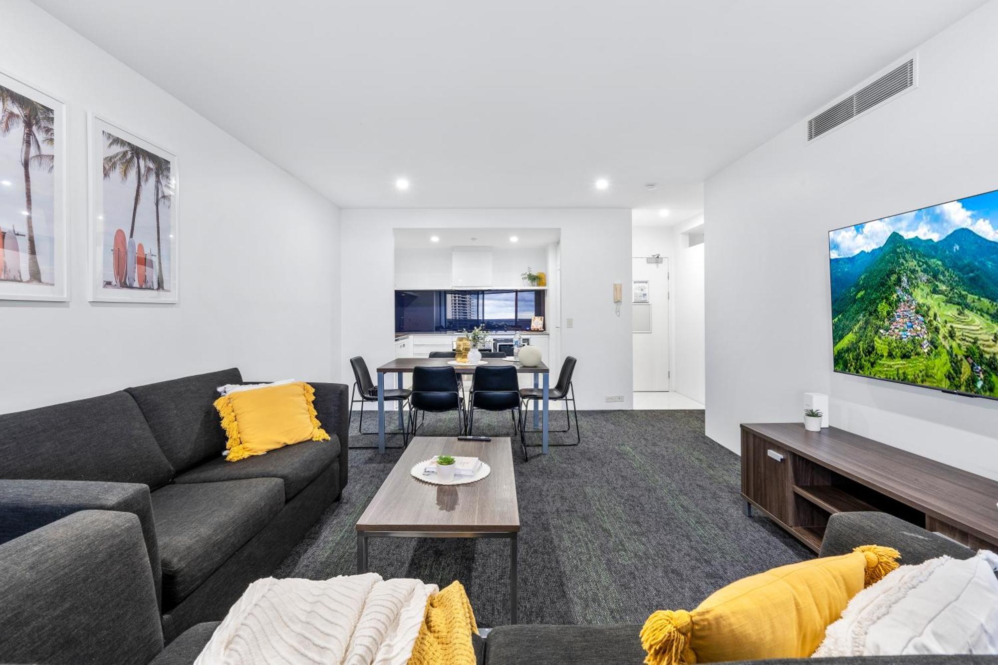 Self-contained At Circle On Cavill - Privately Managed - Wow