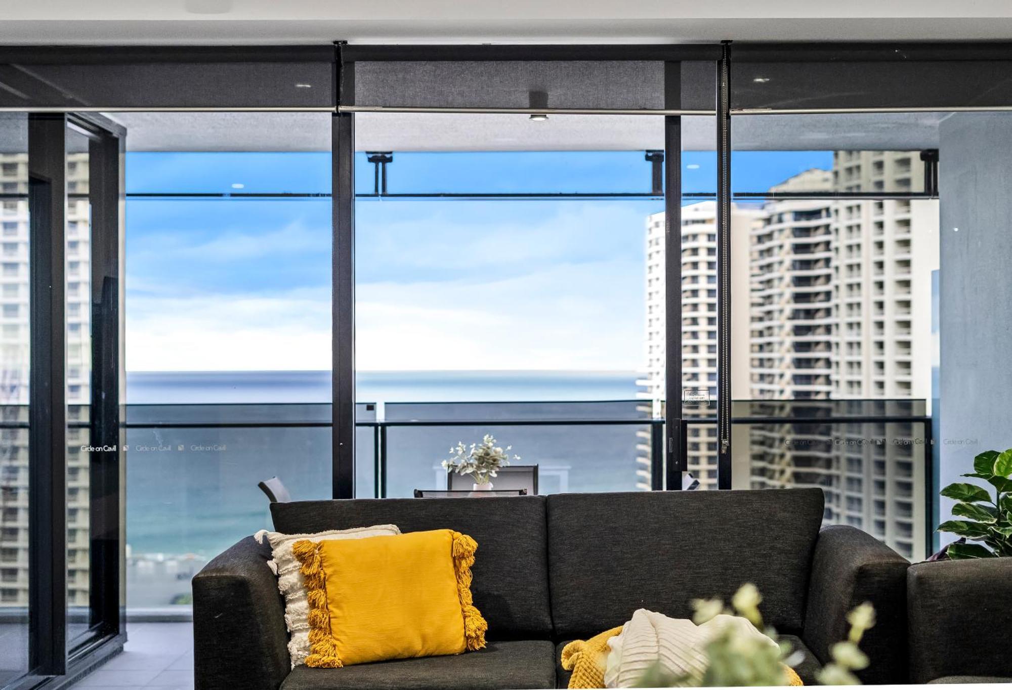 Self-contained At Circle On Cavill - Privately Managed - Wow Apartment